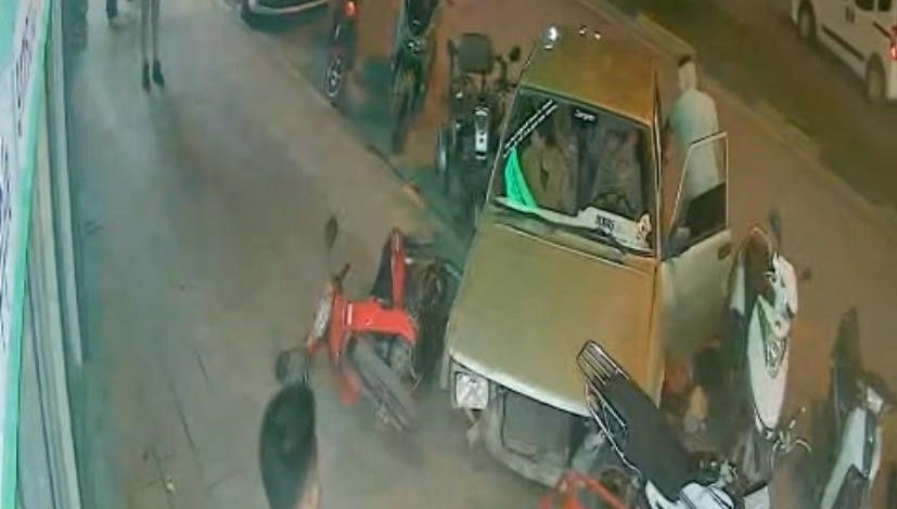 kaza yaptiklari araci birakip kactilar P6RPX86F.jpg