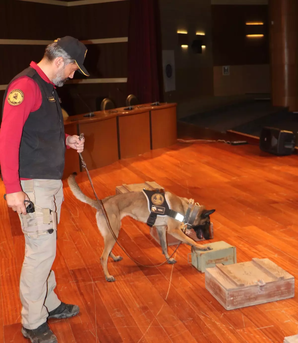 uyusturucuyla mucadelede kopek gosterisi ogrencileri buyuledi CNiTQFfV.jpg