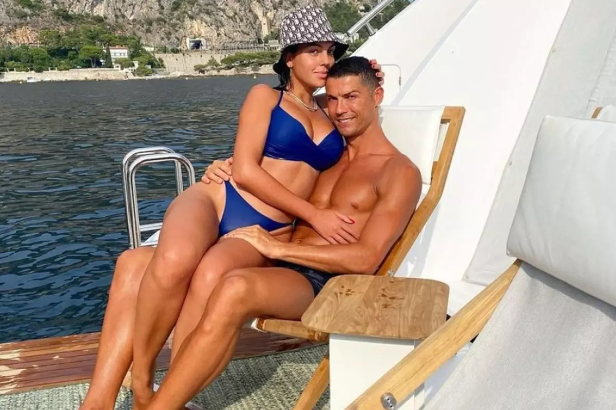 cristiano ronaldodan sevgilisine servet degerinde yuzuk tWOluc44.jpg